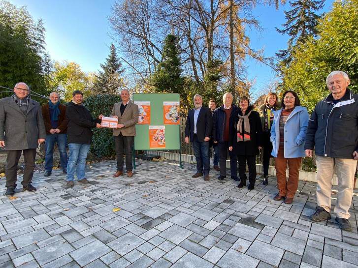 Übergabe des Spendenschecks: Präses Dr. Wörner vom Dekanat überreicht den Scheck an Tobias Lauer, Leiter Diakonisches Werk Bergstraße. Auf dem Bild zu sehen von links: Dekan Arno Kreh, Fundraiser Christian Rupp, Tobias Lauer (Leiter DWB), Präses Dr. Michael Wörner, Manfred Wöhlert (Rimbach), Daniel Fritz (Zotzenbach), Rudolf Steffan (Lukas Lampertheim), Traudel Becker (Lukas Lampertheim), Dr. Ute Weber Schäfer (Tafelkoordinatorin DWB), Ute Gölz (Wald-Michelbach) und Klaus Zopf (Reisen). Im Hintergrund ene Stelltafel mit Plakaten zu Tafelarbeit sowie Bäume. Bild: Ev.Dekanat