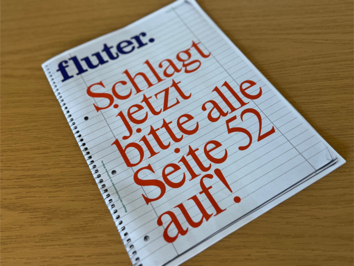 Auf dem Foto ist das Titelblatt des Fluter-Magazins zu sehen. Beschriftet ist es mit dem Titel: fluter. Schlagt jetzt bitte alle Seite 52 auf!