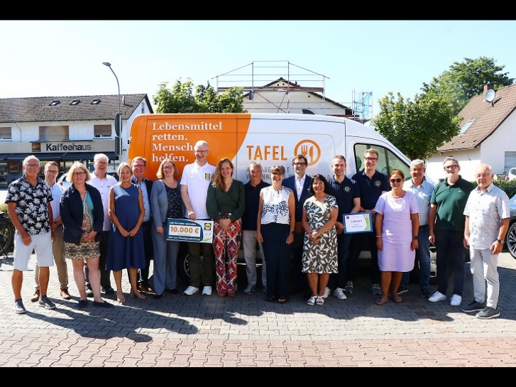 Staatssekretärin Katrin Hechler (7.v.l.), Dennis Kramer (Leiter der RD Bergstraße, 8.v.r.) und die Unterstützer:innen der Tafel Rimbach freuen sich über die Einweihung des Anbaus.