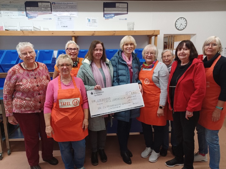 Auf dem Bild ist zu sehen, wie die Vorständer der Evangelisch-Freikirchlichen-Kirchengemeinde Lampertheim den Spendenscheck über 1.000 € an das Tafelteam übergibt.