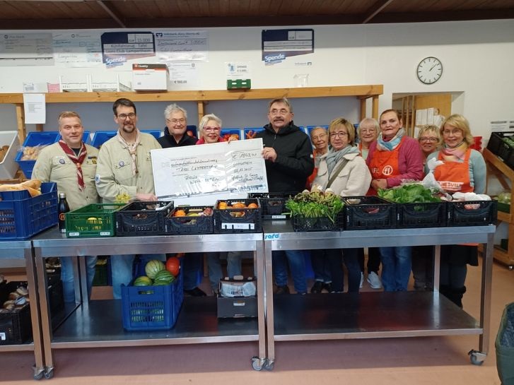 Die Pfadfinder übergeben den Spendenscheck an das Tafelteam aus Lampertheim.