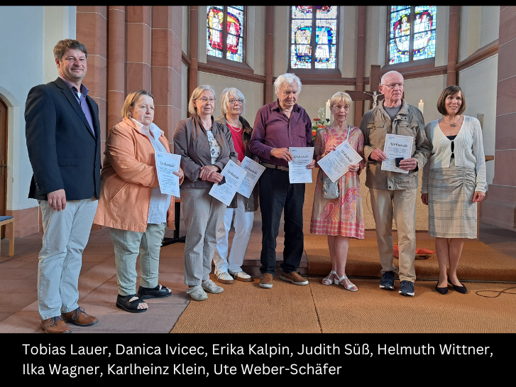 Tobias Lauer und Tafelkoordinatorin Dr. Ute Weber-Schäfer stehen links und rechts neben 4 Frauen und 2 Männer, die die Ehrungsurkunden halten im Altarraum der Lukaskirche in Lampertheim