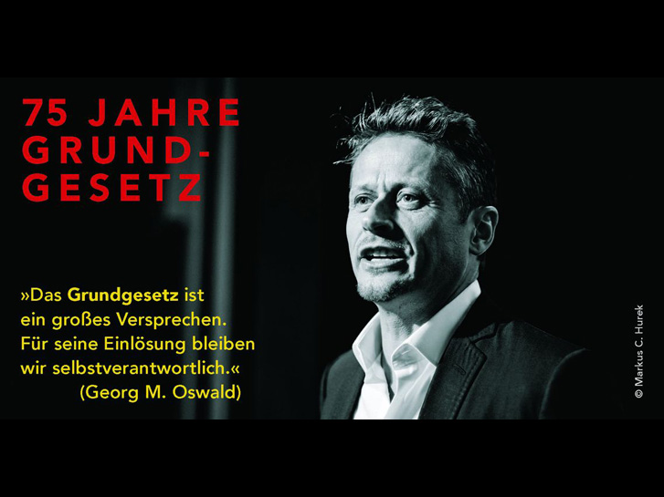 Banner für die Musikalische Lesung "75 Jahre Grundgesetz" am Samstag, den 20.04.2024 (Einlass: 19:30 Uhr, Beginn 20:00 Uhr), Evangelische Domkirche Lampertheim. Roman Knižka + Opus 45. Eintritt frei! Tickets online reservieren. Auf dem Foto zu sehen ist der Schauspieler Roman Knižka. Untertitel: Das Grundgesetz ist ein großes Versprechen. Für seine Einlösung bleiben wir selbstverantwortlich. (Georg M. Oswald)