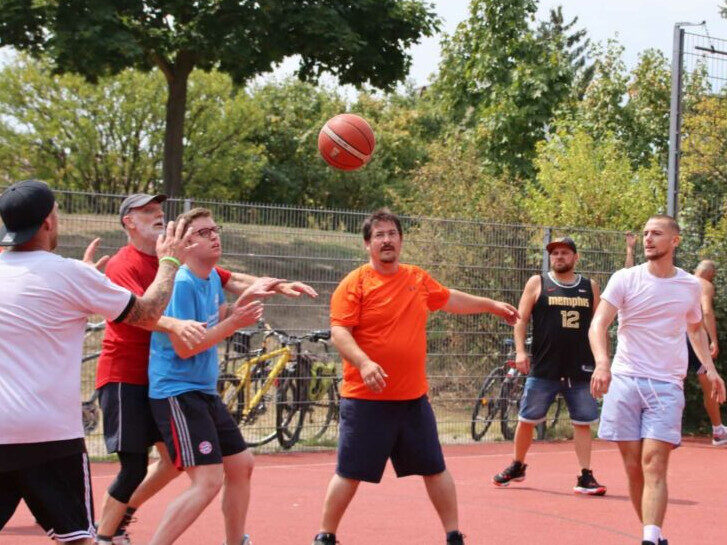 Das-Bild-zeigt-ein-Basketballturnier-mit-5-männlichen-Spielern