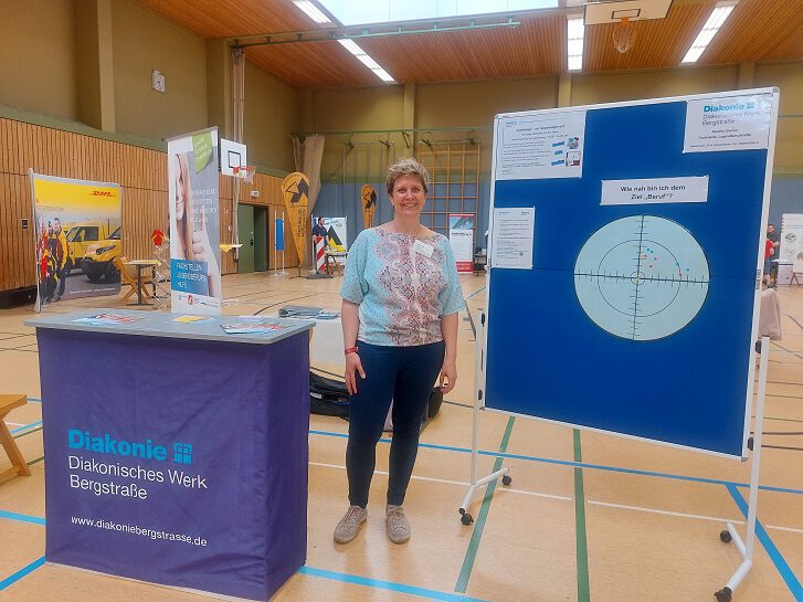 Foto zeigt einen Messestand der Jugendberufshilfe des Diakonischen Werkes Bergstrasse mit der Mitarbeiterin Kerstin Biehal