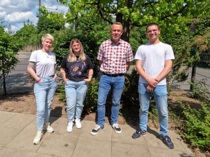 Auf dem Foto stehen die vier Bewerbungscoaches vor einem Baum auf einer Terrasse. Von links: Sarah Dickmeis, Isabella Jacob, Thomas Bartelsen, Felix Becker