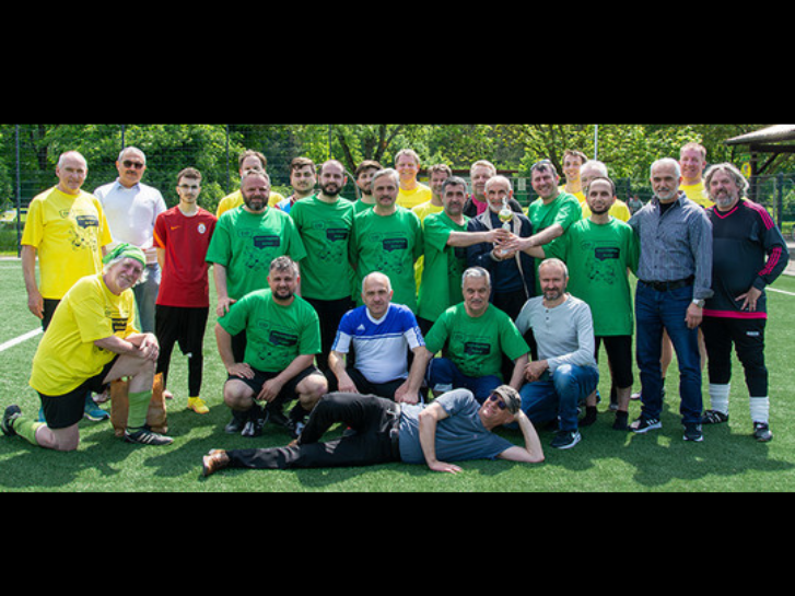 Fußballmannschaft steht auf Rasen zum Mannschaftsfoto