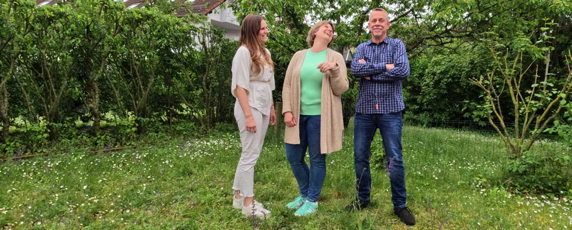 Die Mitarbeitenden der Jugendberufshilfe Bergstraße - Ried stehen auf einer Wiese. Im Hintergrund sind Bäume zu sehen. Von Links: Janine Klingler, Thomas Bartelsen & Kerstin Biehal