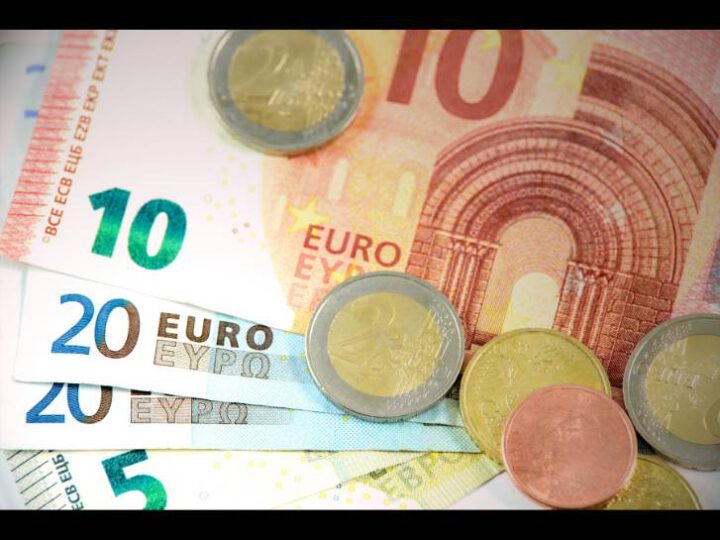 Euro-Geldscheine und Euro-Münzen sind abgebildet. Sie stehen für die Kürzungen im Bundeshaushalt, die die Integrationsdienste der Regionalen Diakonie massiv gefährdet.