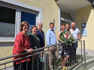 Vor dem Gebäude der Regionalen Diakonie Bergstraße in Bensheim stehen Mitarbeiter und Mitarbeiterinnen der Seniorenberatung, Dogan Kol (MAV) und Tobias Lauer (Leitung)