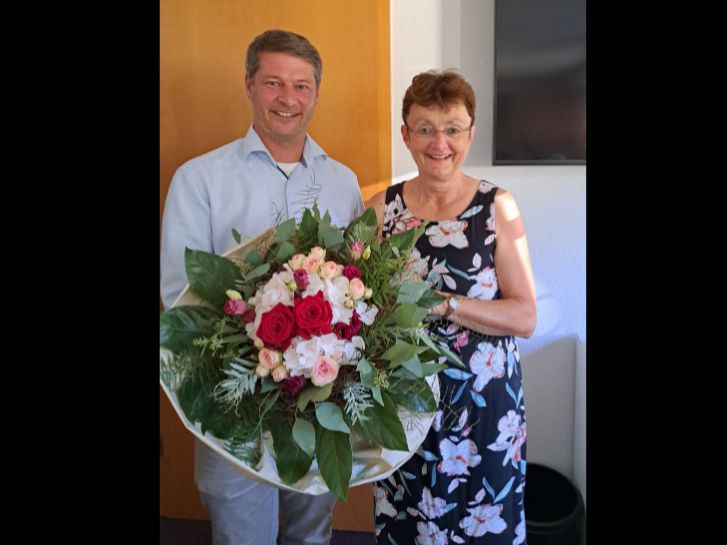 Tobias Lauer überreicht Regina Eichler-Walter einen Blumenstrauß. Sie war zuletzt in der Seniorenberatung tätig.
