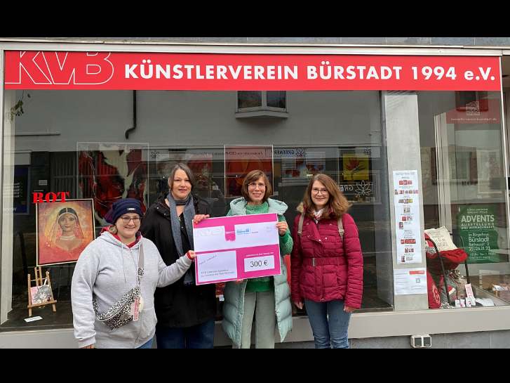 Vor dem Laden des Künstlervereins in Bürstadt stehen 4 Frauen, 3 sind Mitglieder des Künstlervereins, die dritte von links ist die Tafelkoordinatorin der Tafelarbeit der Regionalen Diakonie Bergstraße, Dr. Ute Weber-Schäfer