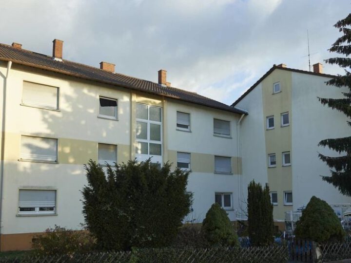 Abbildung der Wohngebäude Görlitzer Straße 9 und 11 in Bürstadt in denen die Stadt wohnungslose Menschen unterbringt. Foto: Mannheimer Morgen/ Berno Nix
