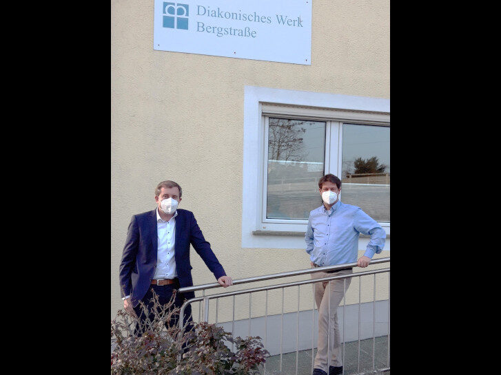 Kreisbeigeordneter Karsten Krug und Tobias Lauer, Leiter des Diakonischen Werks Bergstraße (von links).