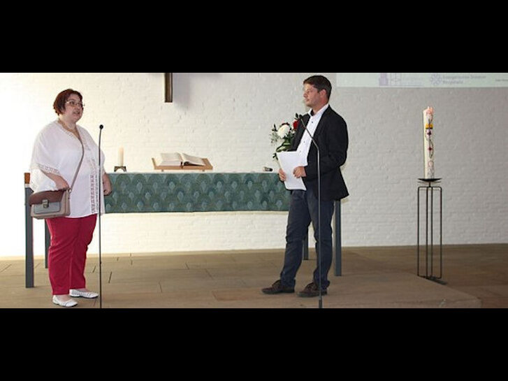 Unerhörte bekommen im Gottesdienst eine Stimme. Tobias Lauer vom Diakonischen Werk im Gespräch mit Antje Blazevic. Foto: bbiew