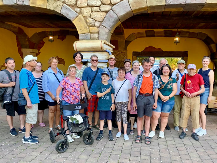Gruppe von Menschen steht vor einer Attraktion im Holiday Park.