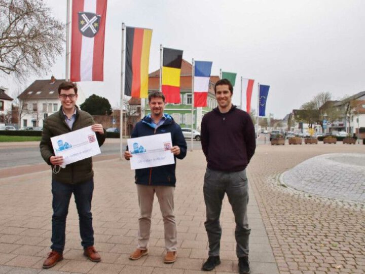 Von links nach rechts stehen Marius Schmidt (1. Stadtrat Lampertheim), Tobias Lauer (Leiter Diakonisches Werk Bergstrasse und Andreas Dexler (Leiter Stabstelle Soziales). Herr Schmitd und Herr Lauer halten den Förderbescheid des Landes Hessen in der Hand. Darauf steht LA Leben in Aktion.