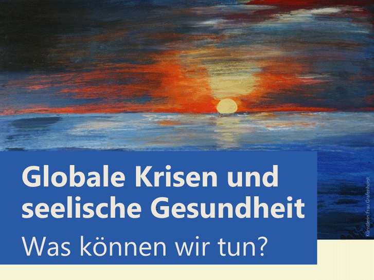 Bild mit der Überschrift "Globale Krisen und seelische Gesundheit" und dem Untertitel "Was können wir tun". Im Hintergrund zu sehen ein Gemälde das eine untergehende Sonne über dem Meer zeigt.
