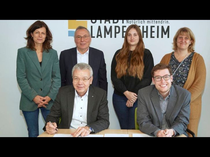 Bei der Vertragsunterzeichnung im Stadthaus dabei: Claudia Brück von der IKK classic (hinten v.l.), Klaus Brecht (DSPN), Franziska Wolff und Kerstin Biehal (beide Regionale Diakonie) sowie (vorne v.l.) Bürgermeister Gottfried Störmer und Erster Stadtrat Marius Schmidt