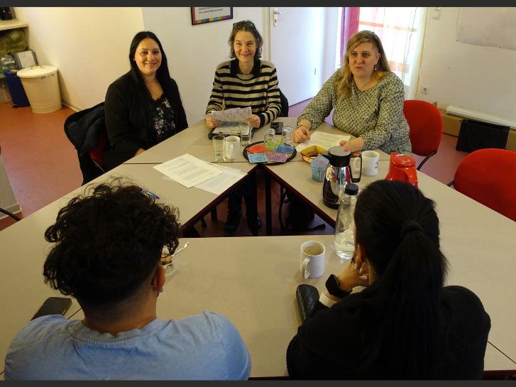 Von links nach rechts: Danijela Weidenauer, Christina Adler-Schäfer, Kerstin Biehal. Hinteransicht: Alaa und Michelle Okumus. Foto: Rosi Israel (Südhessen Morgen)