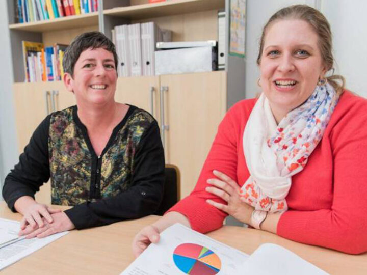 Tatjana Maier-Borst (links) und Kerstin Biehal helfen Jugendlichen und jungen Erwachsenen bei der Suche nach einem Ausbildungs- oder Arbeitsplatz. Foto: Thorsten Gutschalk