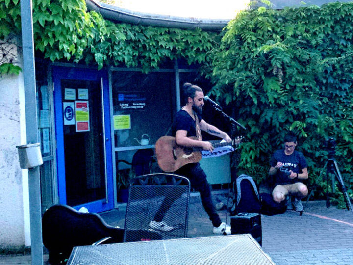 Der Musiker Tobi Vorwerk bei seinem Auftritt im Zentrum der Wohnungslosenhilfe. Foto: Isabela Jacob