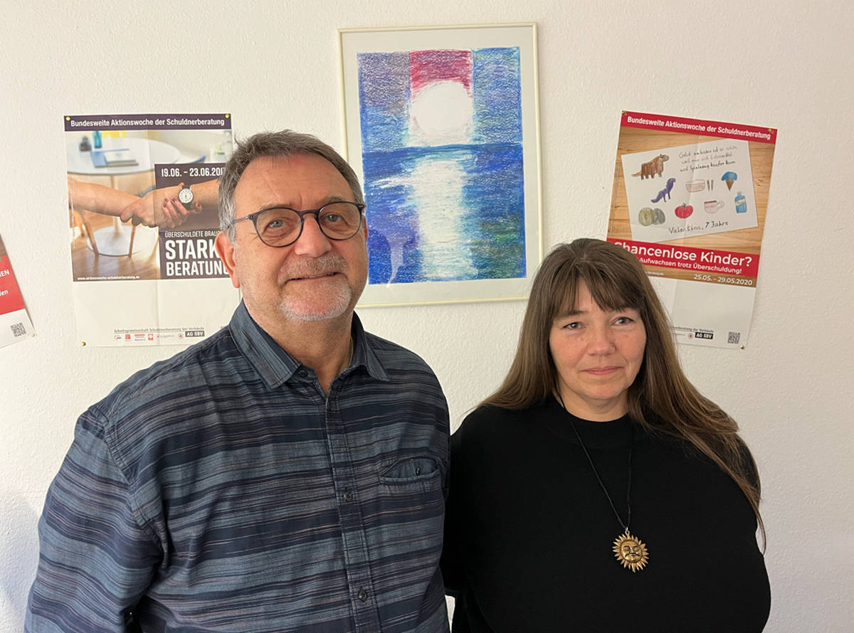 Auf dem Foto zu sehen ist das Team der Schuldner- und Insolvenzberatung der Regionalen Diakonie Bergstraße. Links im Bild steht Frank Bock. Rechts neben ihm steht Petra Mauer.