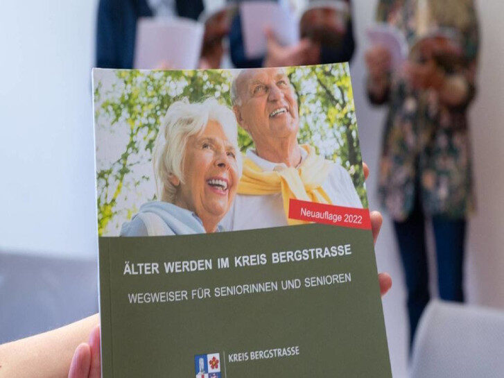 Die aktuelle Ausgabe des „Wegweisers für Seniorinnen und Senioren – Älter werden im Kreis Bergstraße“ wurde jetzt vorgestellt. Im Hintergrund (v.l.) blättern Martina Zwecker (Fachstelle Leben im Alter), Landrat Christian Engelhardt und Susanne Hagen (Vorsitzende des Kreisseniorenbeirats) in dem 115 Seiten dicken Büchlein. © Thomas Neu