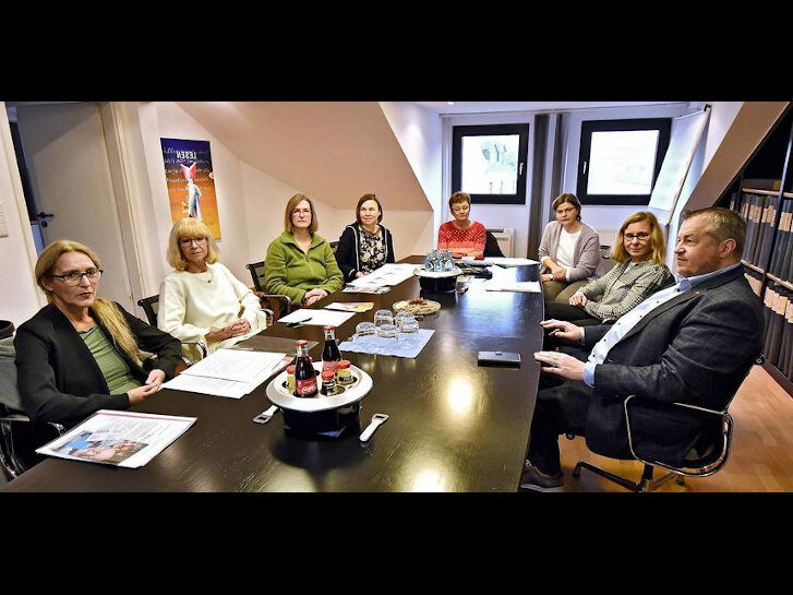 Um Anlaufstellen und Hilfe für Senioren ging es bei einem Kamingespräch im Medienhaus am Bensheimer Ritterplatz mit (von links) Susanne Hagen, Alexandra Mandler-Pohen, Nadesha Garms, Judith Friedrich, Regina Eichler-Walter, Beate Preuss, Beate Weidner und dem Bensheimer Bürgermeister Rolf Richter. © Funck