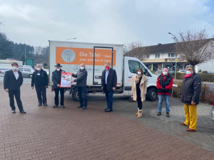 Spendenübergabe der Sparkassenstiftung Starkenburg an die Tafel Rimbach (von links): Tobias Lauer (Leiter Diakonisches Werk Bergstraße),Manfred Wöhlert (Fahrer Tafel Rimbach), Reiner Knapp (Fahrer Tafel Rimbach), Harald Steinert (Vorstand Sparkassenstiftung Starkenburg), Bruno Klemm (Vorstand Sparkassenstiftung Starkenburg) Dr. Ute Weber-Schäfer (Tafelkoordinatorin Diakonisches Werk Bergstraße), Michael Heidecker (Fahrer Tafel Rimbach), Hans-Georg Raven (Teamleiter Logistik Tafel Rimbach). Foto: Sparkassenstiftung Starkenburg