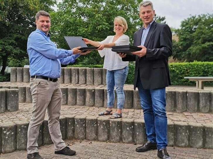 Von links: Tobias Lauer (stellv. Leiter des Diakonischen Werks Bergstraße), Diana Spieß (Sozialpädagogin Schillerschule) und Arndt Neumann (komm. Schulleitung Schillerschule) bei der Spendenübergabe in der Schillerschule. Foto: Claudia Dietz