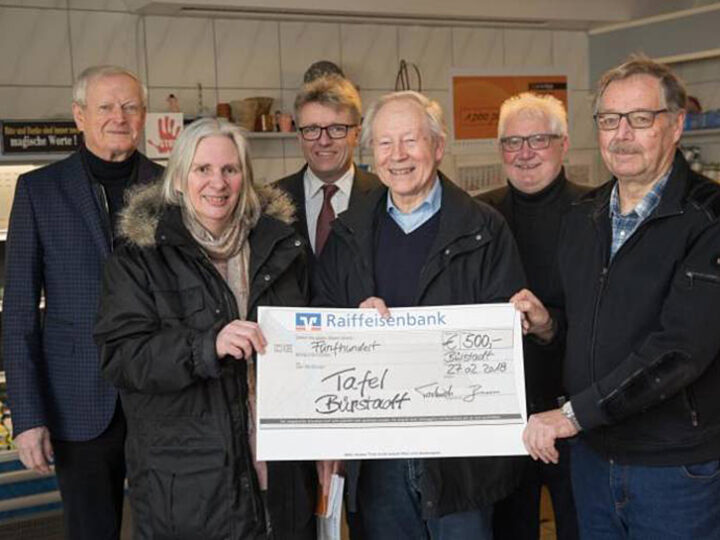 Die Fahrer der Tafel können jeden Euro gebrauchen. Finden (von links) Peter Tschirsch (Vorsitzender Bürgerstiftung), Gabriele Lübbe, Claus Diehlmann, Hans-Werner Vetter, Hans-Jürgen Brems (Vorstandsmitglieder Bürgerstiftung) und Werner Straus. Foto: Gutschalk