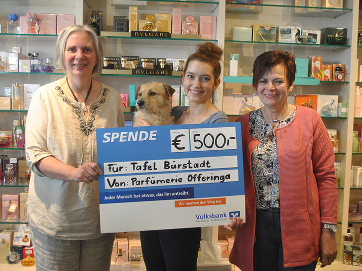 Tafelkoordinatorin Gabriele Lübbe (l.) und Klarissa Humm (r.) freuen sich über die Spende, die Christine Wieczorek (Mitte) von der Parfümerie Offeringa am Donnerstag überreichte. Foto: Benjamin Kloos