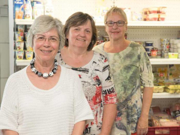 Sylvia Markgraf, Ingeborg Gärtner-Grein und Martina Rausch (von links) vom Künstlerverein spenden für die Tafel. Foto: Gutschalk