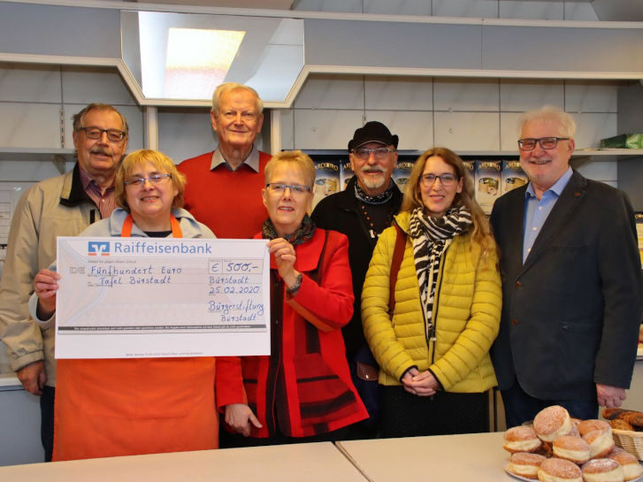 Freude über die 500-Euro-Spende der Bürgerstiftung Bürstadt für Tankgutscheine. Im Bild (von links): Tafel-Logistikleiter Werner Straus, Alice Elsinger, Peter Tschirch vom Vorstand der Bürgerstiftung, Irene Finger, Helfer Hubert Abraham, der gerade von einer Tour zurückkam, Susanne Hagen und Hans-Jürgen Brems vom Vorstand der Bürgerstiftung. Das Helferteam hatte schon einen Teil der Regale gefüllt, das Brot und die Kräppel dufteten. Wenig später wurden die ersten Kunden erwartet. Foto: Hannelore Nowacki