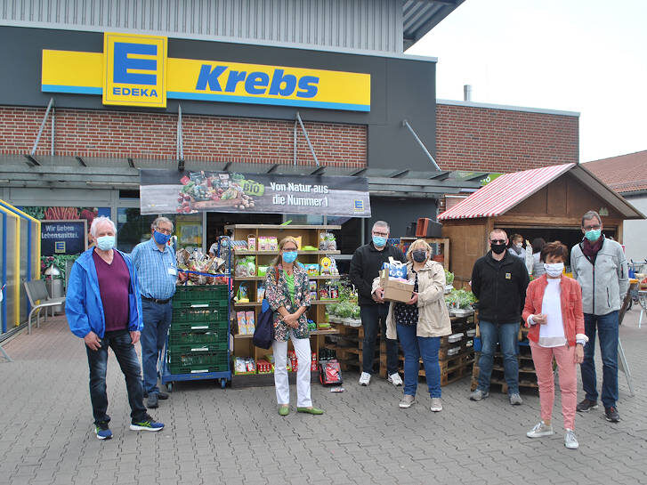 Große Freude herrschte bei den ehrenamtlichen Helfern der Tafel und Bürgermeisterin Barbara Schader angesichts der Unterstützung durch Edeka Krebs. Foto: Benjamin Kloos