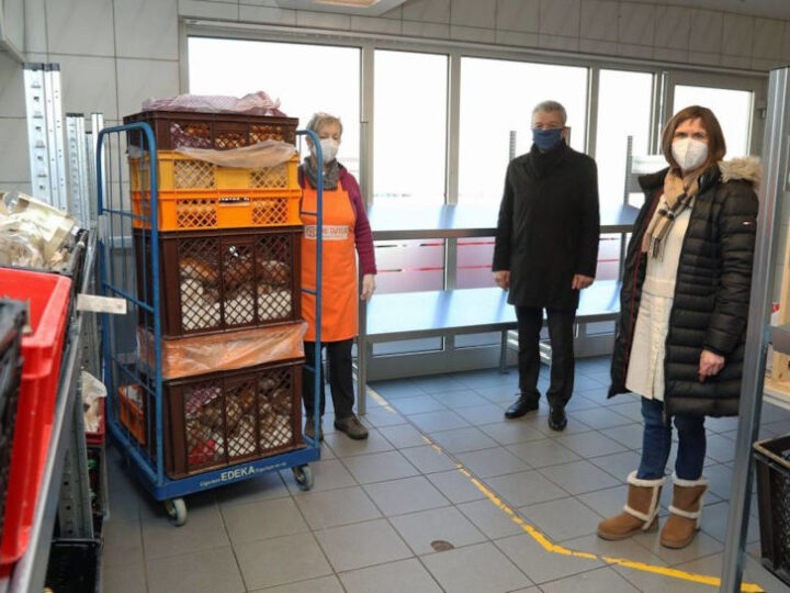 Die Bürstädter Tafel hat jetzt neue Regale aus Stahl, die gut zu säubern sind. Darüber freuen sich (v.l.) Teamleiterin Maria Glaser, Rotary-Präsident und Lampertheimer Bürgermeister Gottfried Störmer sowie Koordinatorin Ute Weber-Schäfer. Bild: Christine Dirigo (SHM)