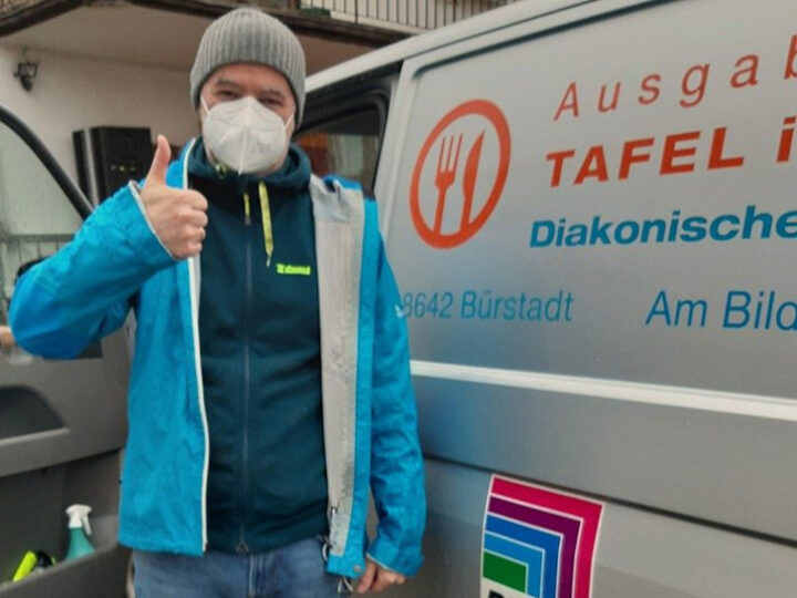Christian Rupp: Daumen hoch für die Tafel in Bürstadt. Bild: N.Hartmann
