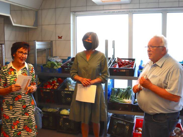 Tafelkoordinatorin Ute Weber-Schäfer erläutert Bürstadts Bürgermeisterin Barbara Schader und Groß-Rohrheims Bürgermeister Rainer Bersch die aktuelle Situation der Tafel Bürstadt. Sie befinden sich vor den Auslagen der Tafel Bürstadt.