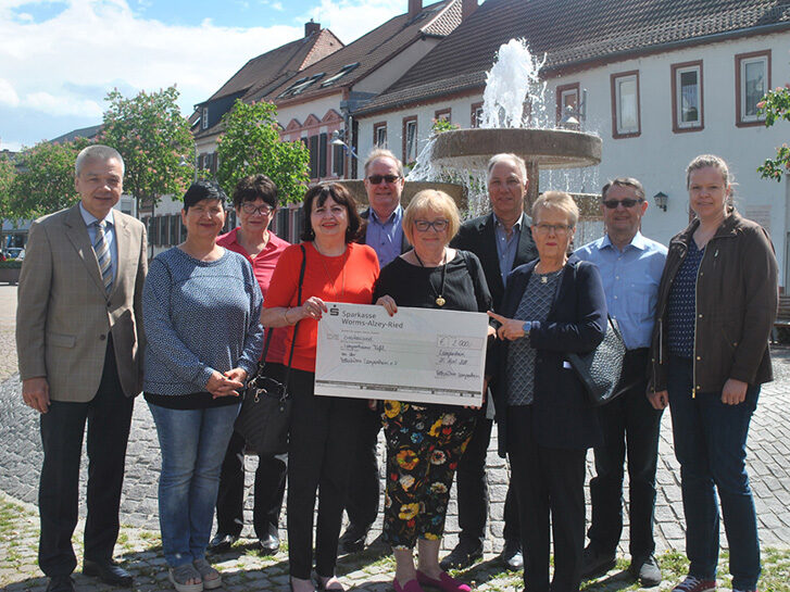 Große Freude bei allen Beteiligten: Die Vertreter der Volksbühne überreichten im Beisein von Bürgermeister Gottfried Störmer den Vertreterinnen der Lampertheimer Tafel einen Scheck in Höhe von 2.000 Euro. Foto: Benjamin Kloos