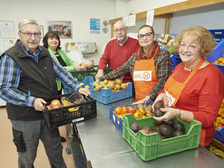 Die Tafel in der Industriestraße (v.l.): Mitarbeiter Christian Reitzig, Brigitte Harvey, Dieter Holzhauser, Ursel Beck und Ilona Brunnengräber. © Berno Nix