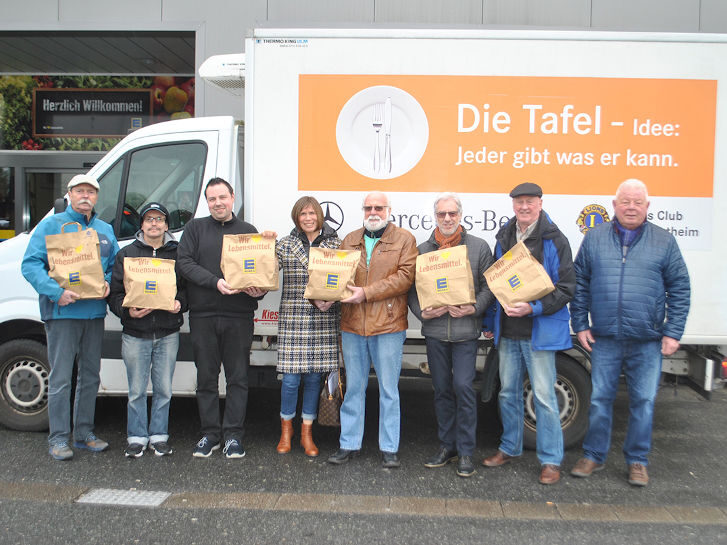 Die Fahrer der Tafel Lampertheim und Frau Dr. Ute Weber-Schäfer (4.v.l.)) bedanken sich beim Team des Edeka E-Center Jochum um Andreas Jochum (3.v.l.) für die Unterstützung. Foto: Benjamin Kloos