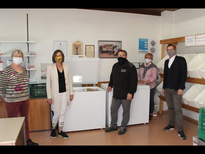 Dank der beiden neuen Gefriertruhen ist der Nachschub an Tiefkühlware für die Tafelkunden gesichert. Von links: Gabriela Pietraß, Dr. Ute Weber-Schäfer, Ralf Klotz, Ilona Brunnengräber und Thomas Klauer. Foto: Eva Wiegand