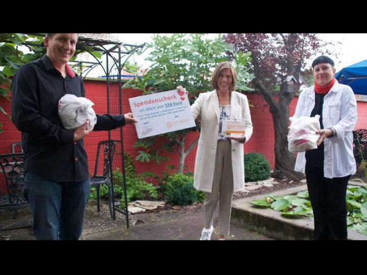 Pascal Schmerker übergibt die Spende an Ute Weber-Schäfer (Mitte) und Isabell Moeller-Dutoit. (Foto: Diakonisches Werk)