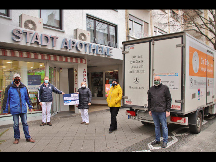 Auf dem Spendenscheck von Stadt-Apotheke und Helenen-Apotheke für die Lampertheimer Tafel steht die Summe von 1.000 Euro – zur Freude aller Beteiligten. Die Spender können gewiss sein, Gutes zu tun und die ehrenamtlichen Tafel-Mitarbeiter sehen ihre Arbeit gewürdigt. Im Bild (von links): Fritz Götz, Claus Wieczorek, Jutta von Amende, Isabelle Moeller-Dutoit und Werner Brall. Corona-Zeit heißt Maske tragen. Foto: Hannelore Nowacki