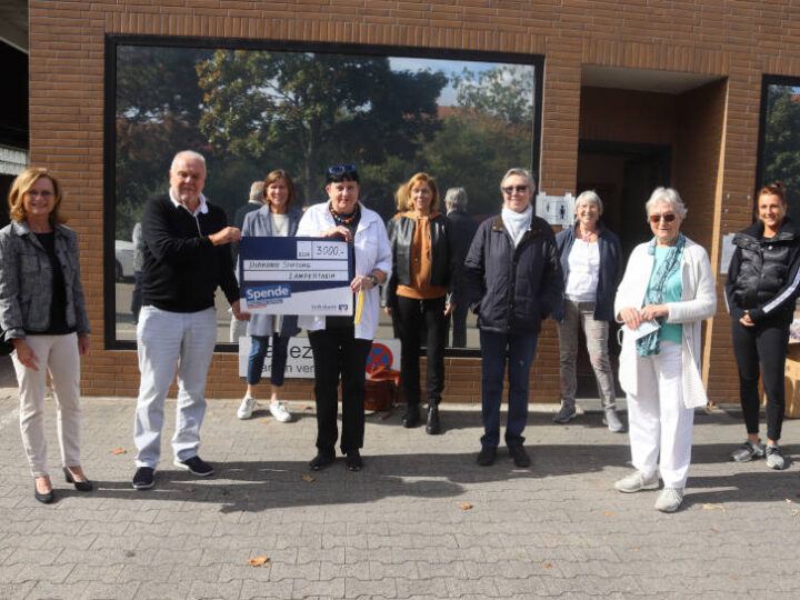 Auf dem Foto zu sehen: die Diakonie Stiftung Lampertheim, vertreten durch die Vorsitzende Martina Seelinger (l.), Andreas Förster (2.v.l.) und Sibylle Fath (4.v.l.), spendete 3.000 Euro an die Tafel Lampertheim