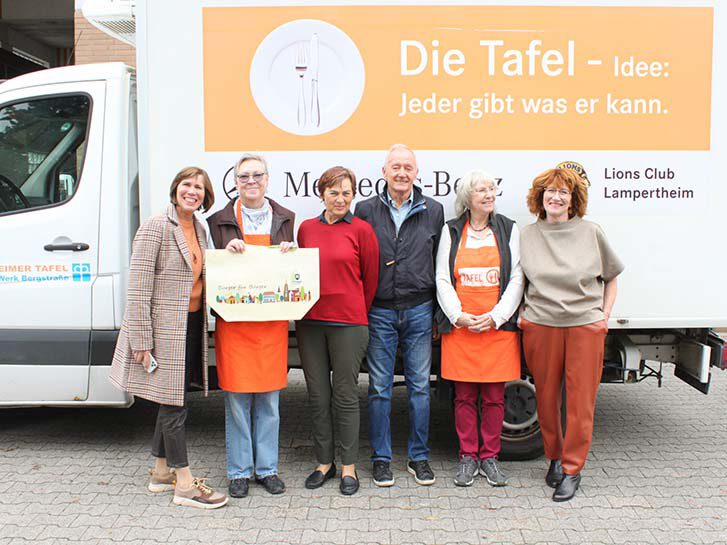 Dr. Ute Weber-Schäfer (l.) freut sich zusammen mit den Teamleiterinnen der Donnerstagsausgabe Britta Mathis (2. v. l.) und Gabriela Pietraß (2. v. r) sowie Gerdi Greßhoff (r.) über die Spende, die Ela Liermann und Erich Maier (Mitte v. l.) als Vertreter der Bürgerstiftung Lampertheim überreicht hatten. Foto: Nadine Schütz