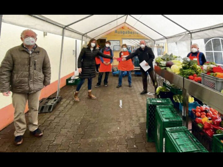Seit 13 Jahren backt Dieter Kunkel für den guten Zweck. Seine Plätzchen verkauft er beim Weihnachtsmarktstand der CDU-Fraktion Wald-Michelbach, der Erlös kommt sozialen Einrichtungen zugute. In diesem Jahr wurde unter anderem die Tafel in Rimbach bedacht. Bild: CDU