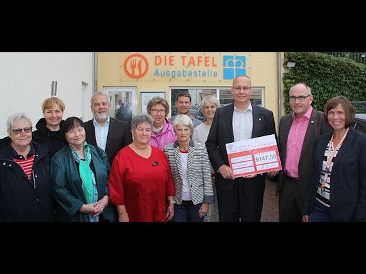 Präses Dr. Michael Wörner überreichte den symbolischen Scheck - rechts daneben Dekan Arno Kreh und die Tafel-Koordinatorin des Diakonischen Werks Ute Weber-Schäfer. Foto: C. Rupp