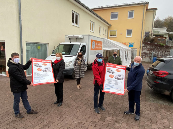 Von links: Tobias Lauer (stellvertretender Leiter des Diakonischen Werkes Bergstraße), Andrea Helm (Stiftungsmanagerin der Sparkassenstiftung Starkenburg), Dr. Ute Weber-Schäfer (Tafelkoordinatorin des Diakonischen Werkes Bergstraße), Peter Zimoch (ehrenamtlicher Fahrer der Tafel Rimbach), Hans-Georg Raven (ehrenamtlicher Teamleiter Logistik bei der Tafel Rimbach), Reiner Knapp (ehrenamtlicher Fahrer der Tafel Rimbach, verantwortlich für das Tafelauto). Foto: Dr. Ute Weber-Schäfer